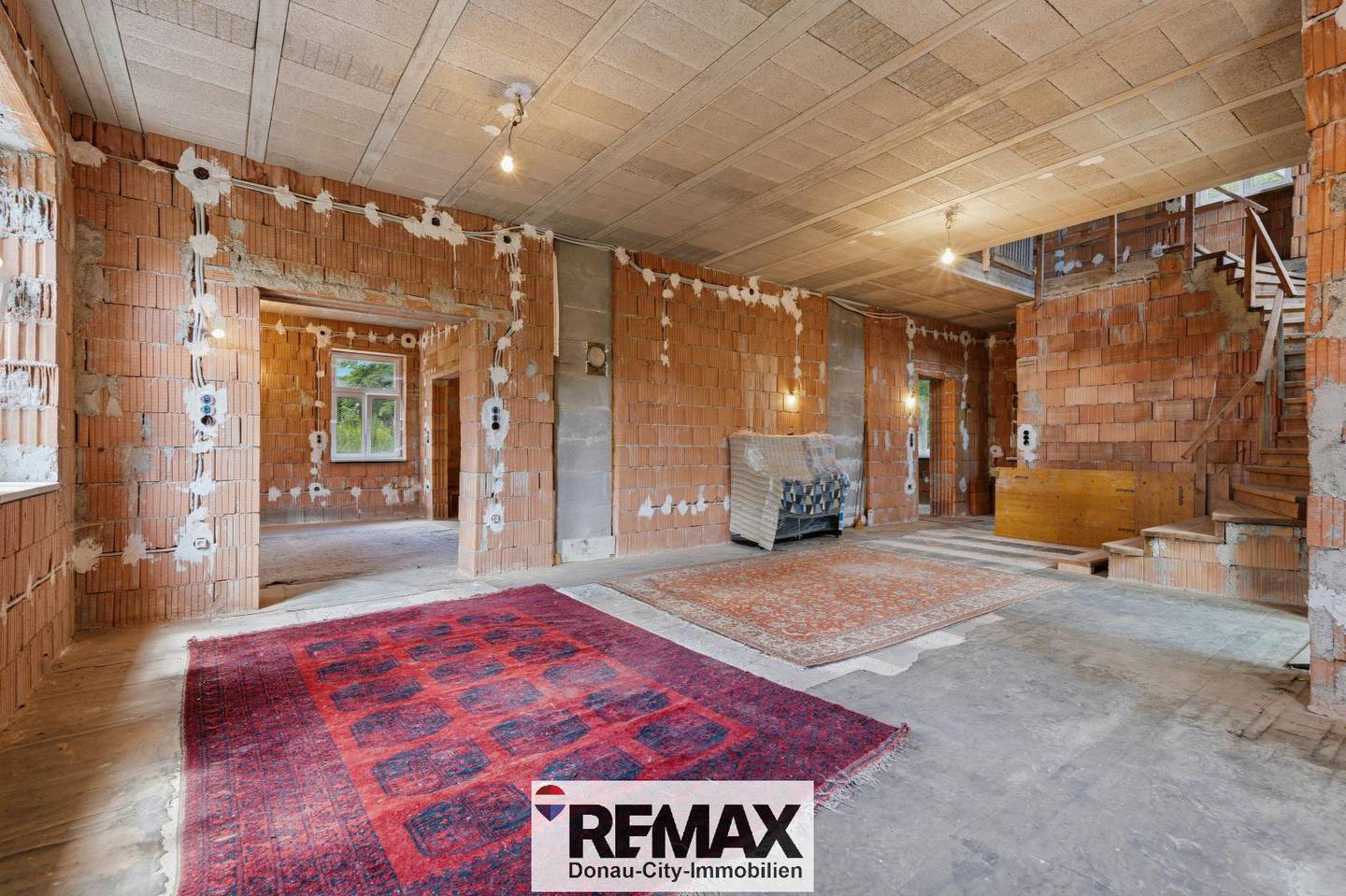 Grand shell property with large garden Familienwohnung