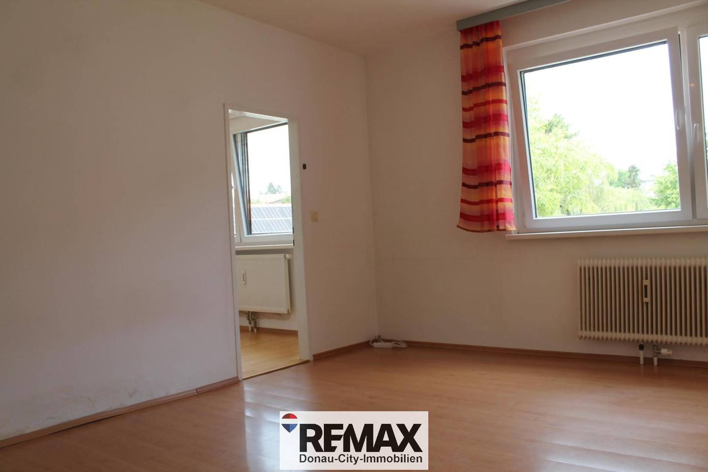 Lichtdurchflutete Erdgeschosswohnung mit separater Küche
