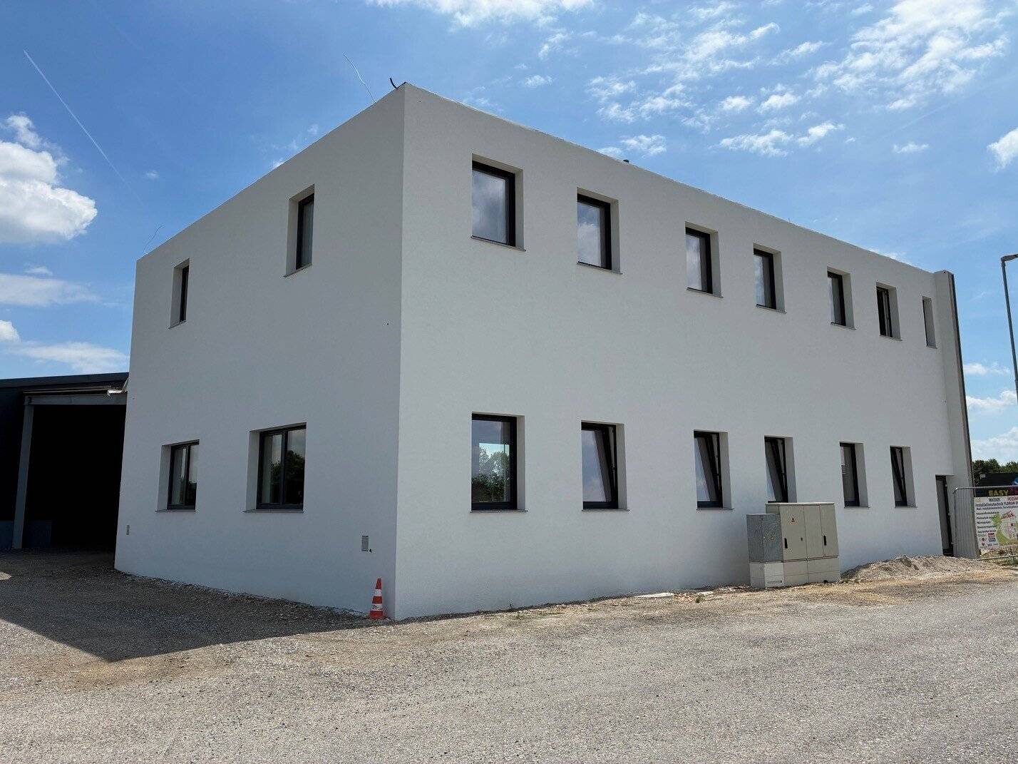 35m² office - self-contained unit, well equipped