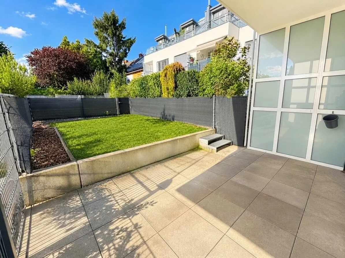 Living like in a house Exclusive 3-room maisonette with private garden, terrace, balcony and garage, approx. 142 m² usable floor area