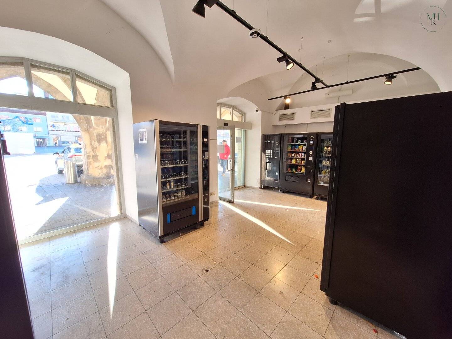 Flexible retail premises at the main square