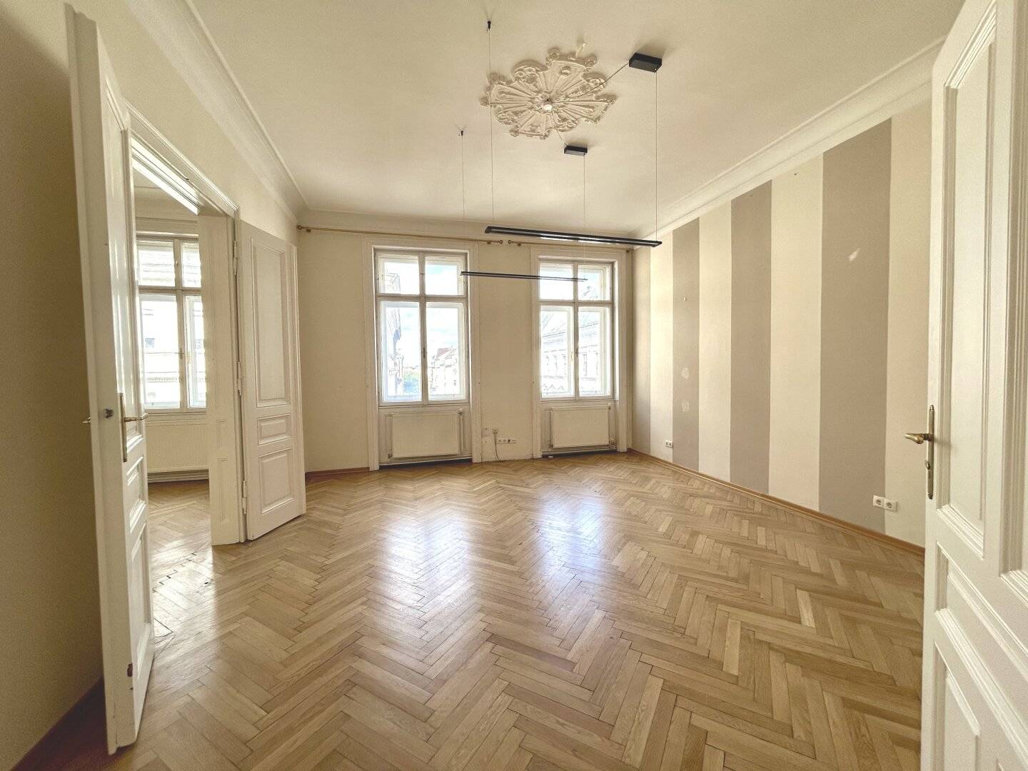1090! Altbaubüro mit perfekter Anbindung bei U4/Friedensbrücke!