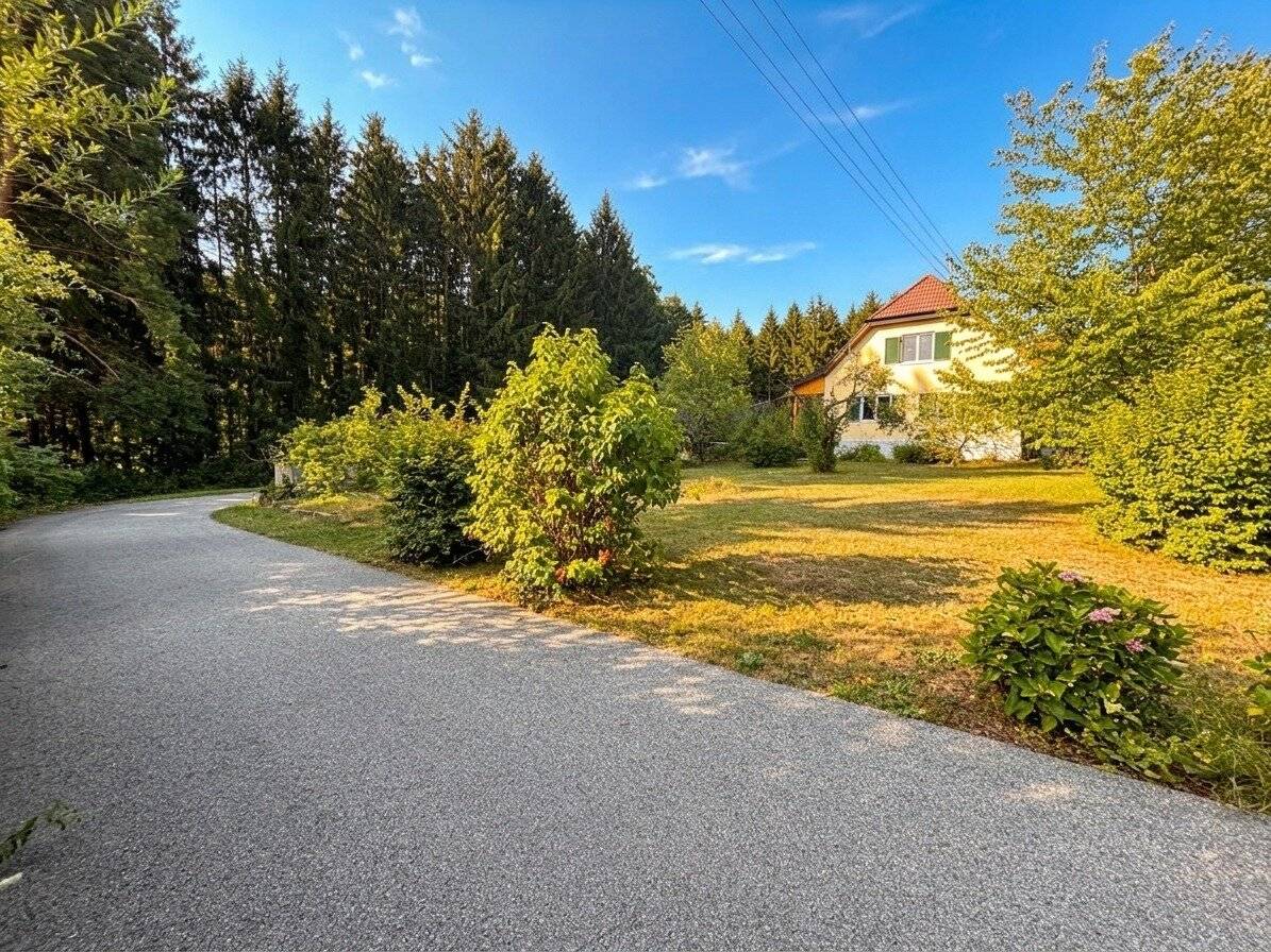 Einfamilienhaus mit 4 Zimmer, großem Garten, Wald und extra Garage