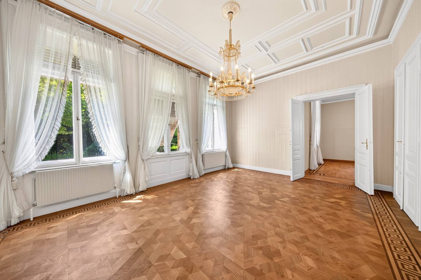 Herrschaftliche Wohnung mit Garten und Sauna