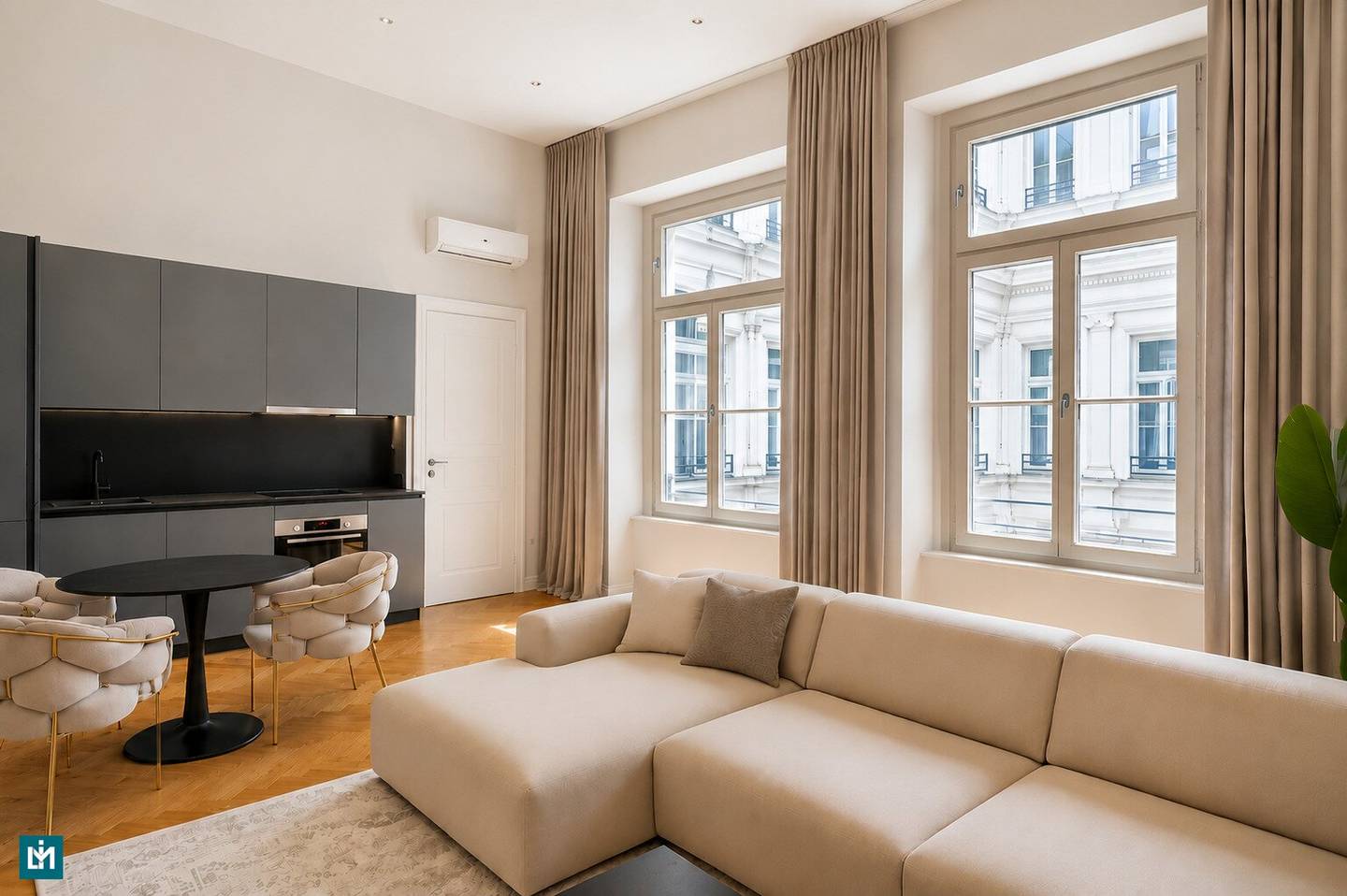 High-quality 2-room apartment in absolute top location near U2 / U4 Schottenring (permanently rented)
