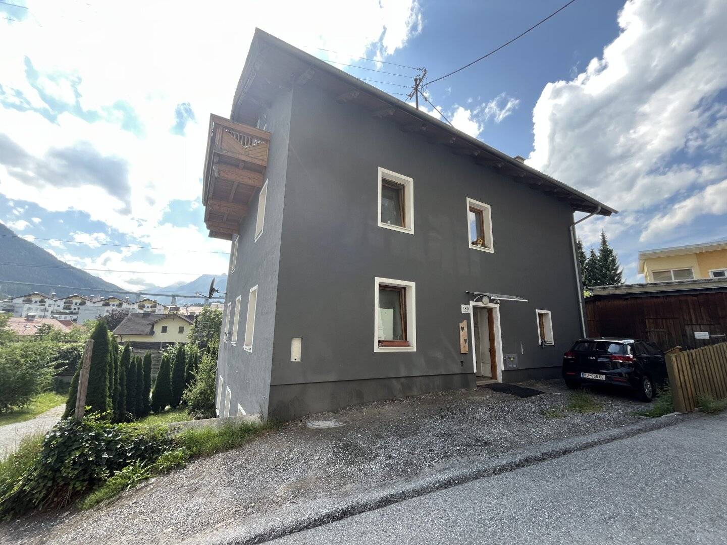 3-room apartment in need of renovation with outdoor parking, ideal for craftsmen and renovators