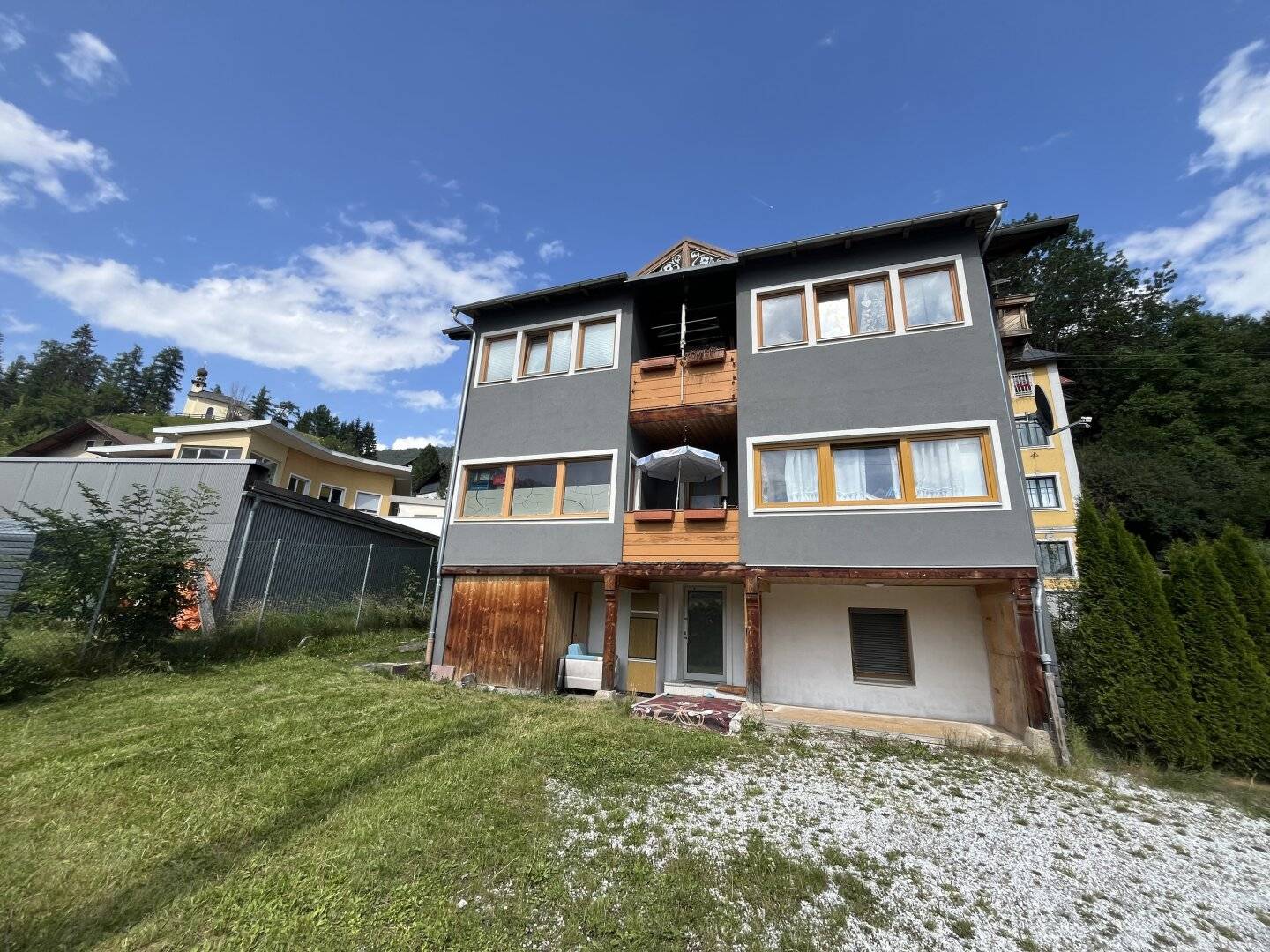 3-room apartment in need of renovation with outdoor parking, ideal for craftsmen and renovators