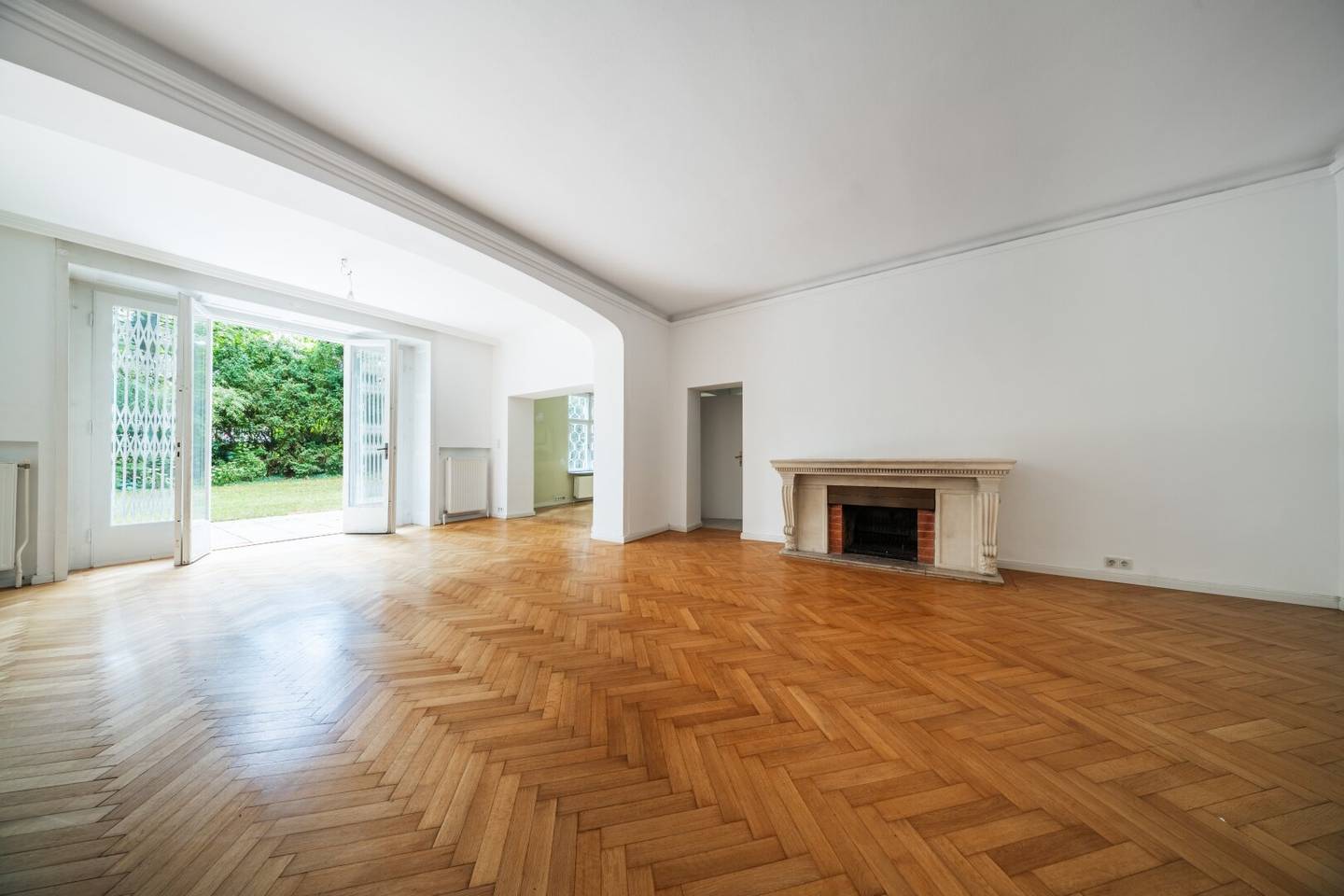 DREAM 5 ROOM APARTMENT IN THE COTTAGE VIERTEL WITH GARDEN AND PARKING SPACE