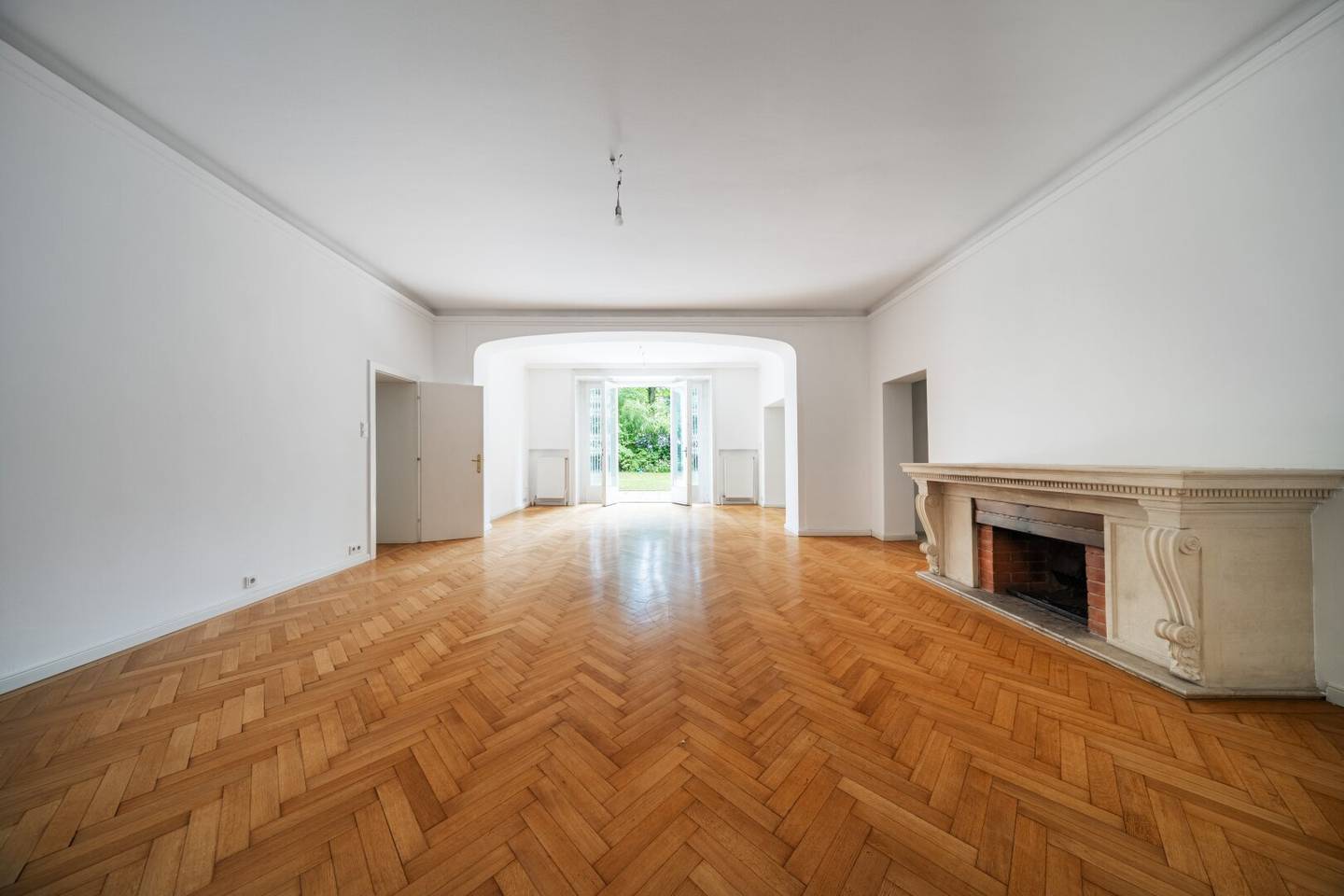 DREAM 5 ROOM APARTMENT IN THE COTTAGE VIERTEL WITH GARDEN AND PARKING SPACE