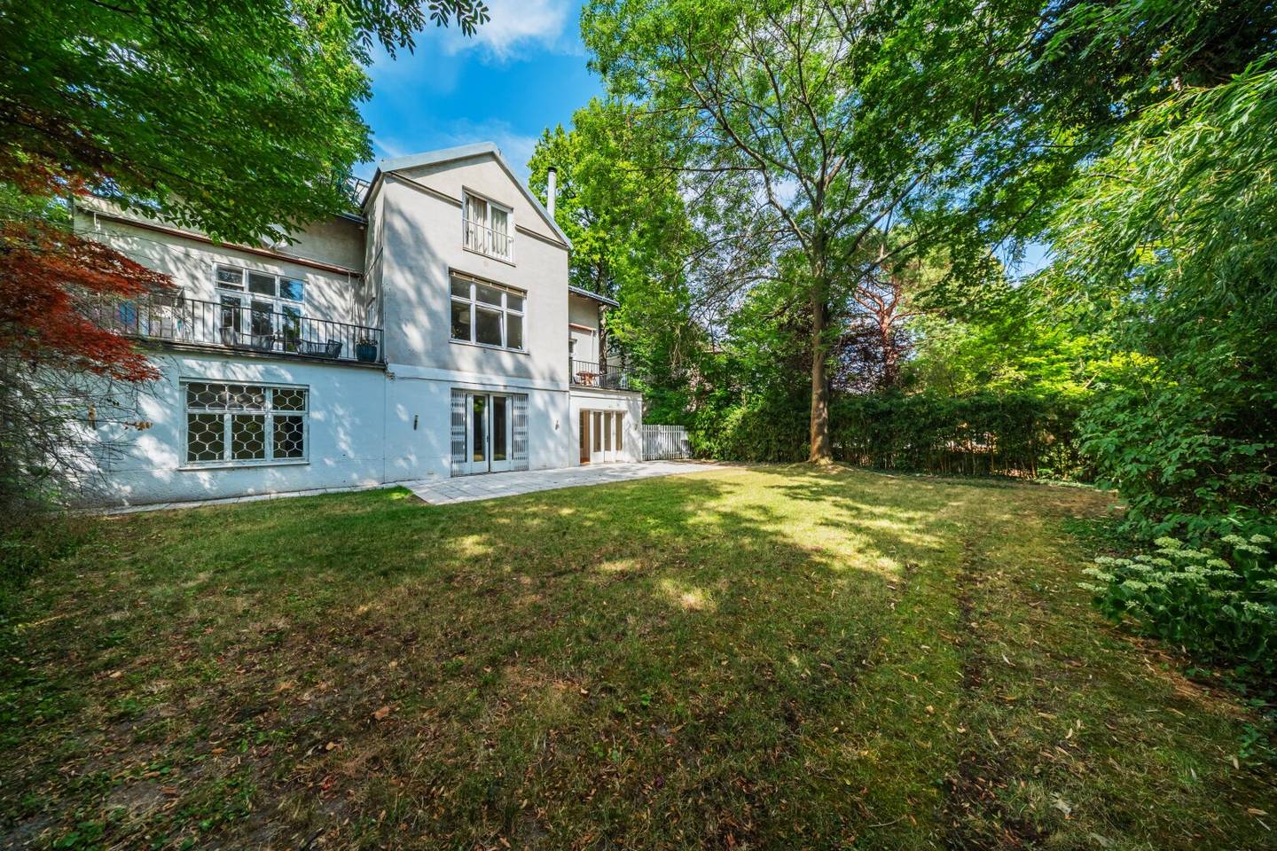 DREAM 5 ROOM APARTMENT IN THE COTTAGE VIERTEL WITH GARDEN AND PARKING SPACE