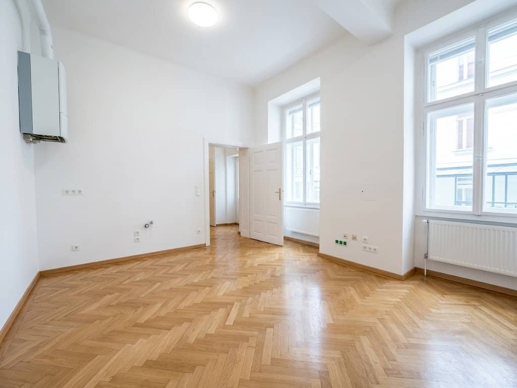 Newly renovated altbau apartment in prime location