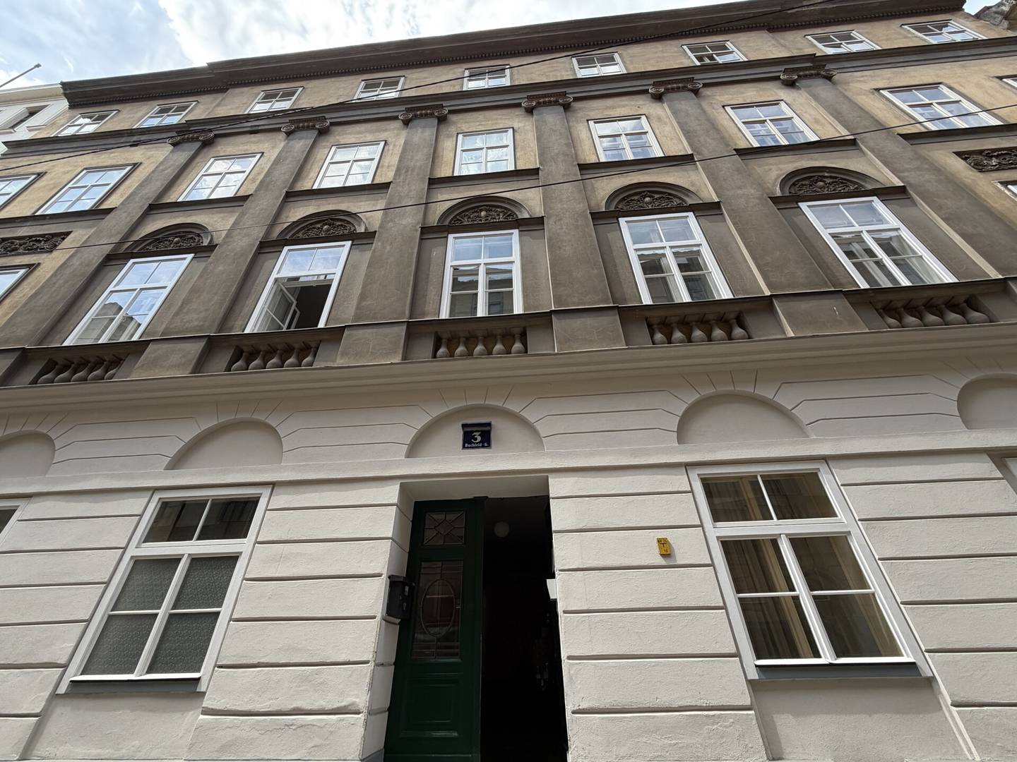 Newly renovated altbau apartment in prime location