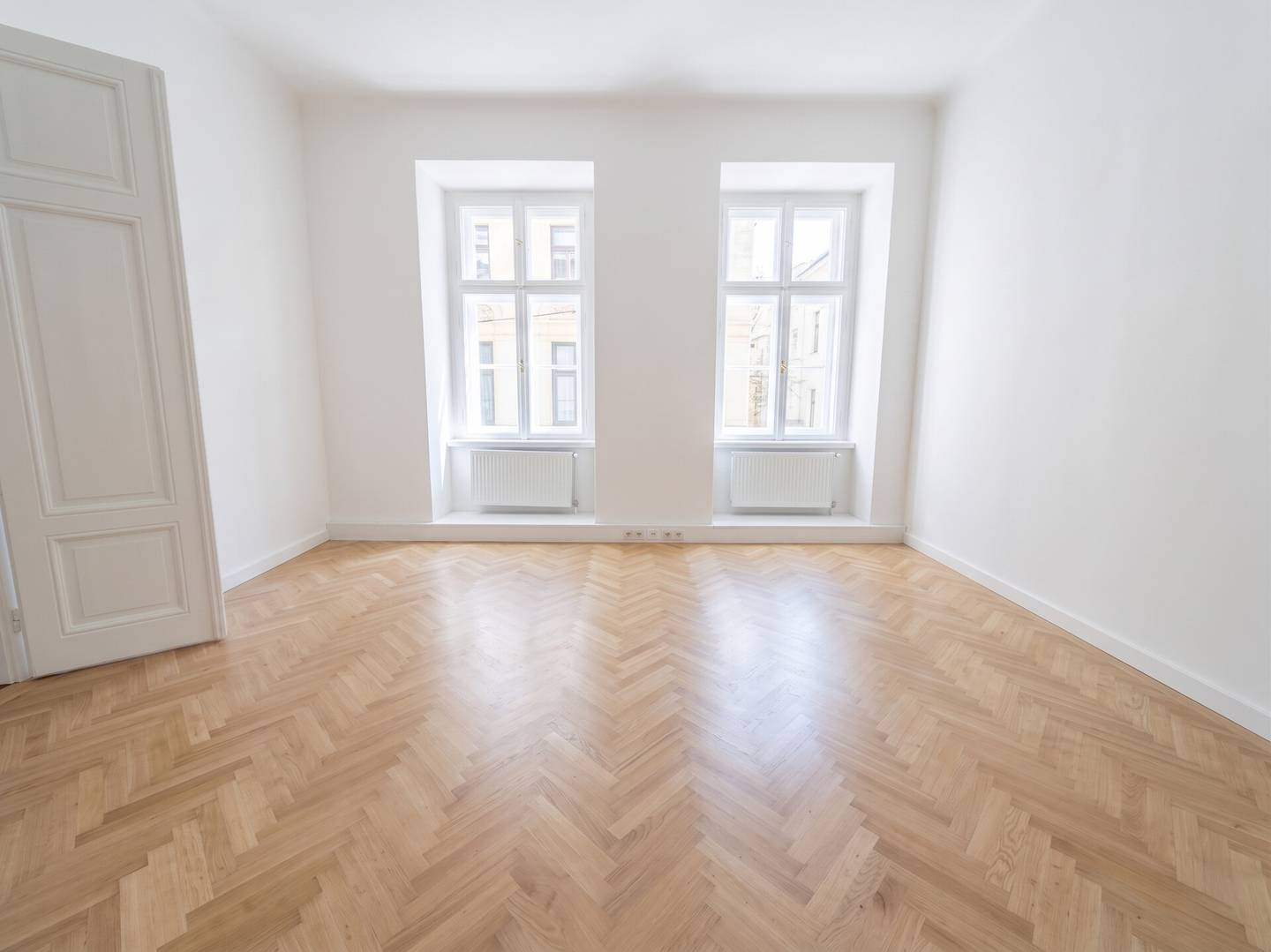 Newly renovated altbau apartment in prime location