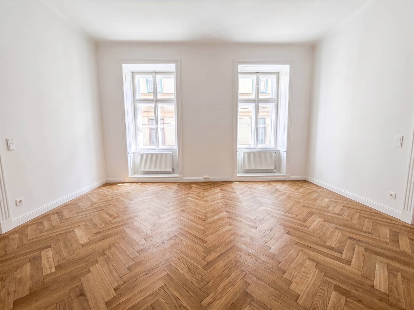 Newly renovated altbau apartment in prime location