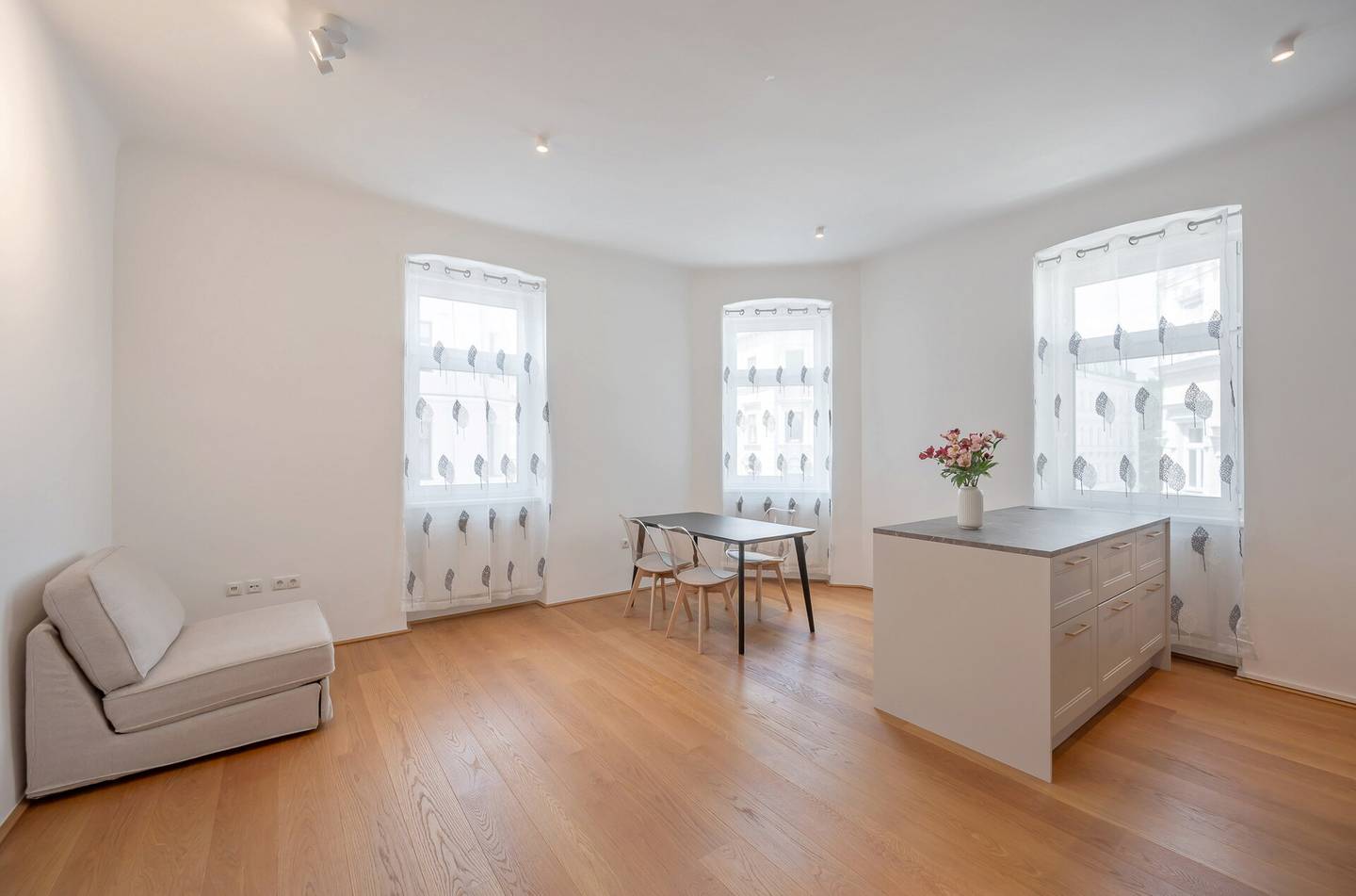 Bright altbauwohnung with lift and high quality fitted kitchen