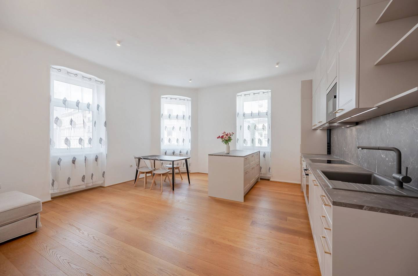 Bright altbauwohnung with lift and high quality fitted kitchen