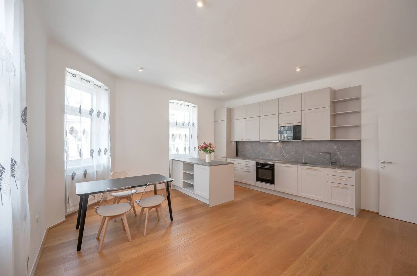 Bright altbauwohnung with lift and high quality fitted kitchen