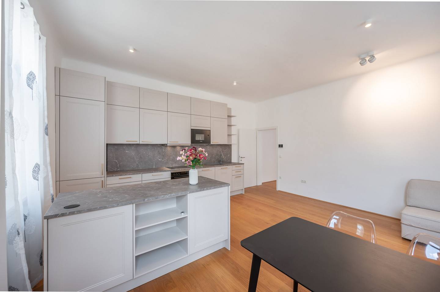 Bright altbauwohnung with lift and high quality fitted kitchen