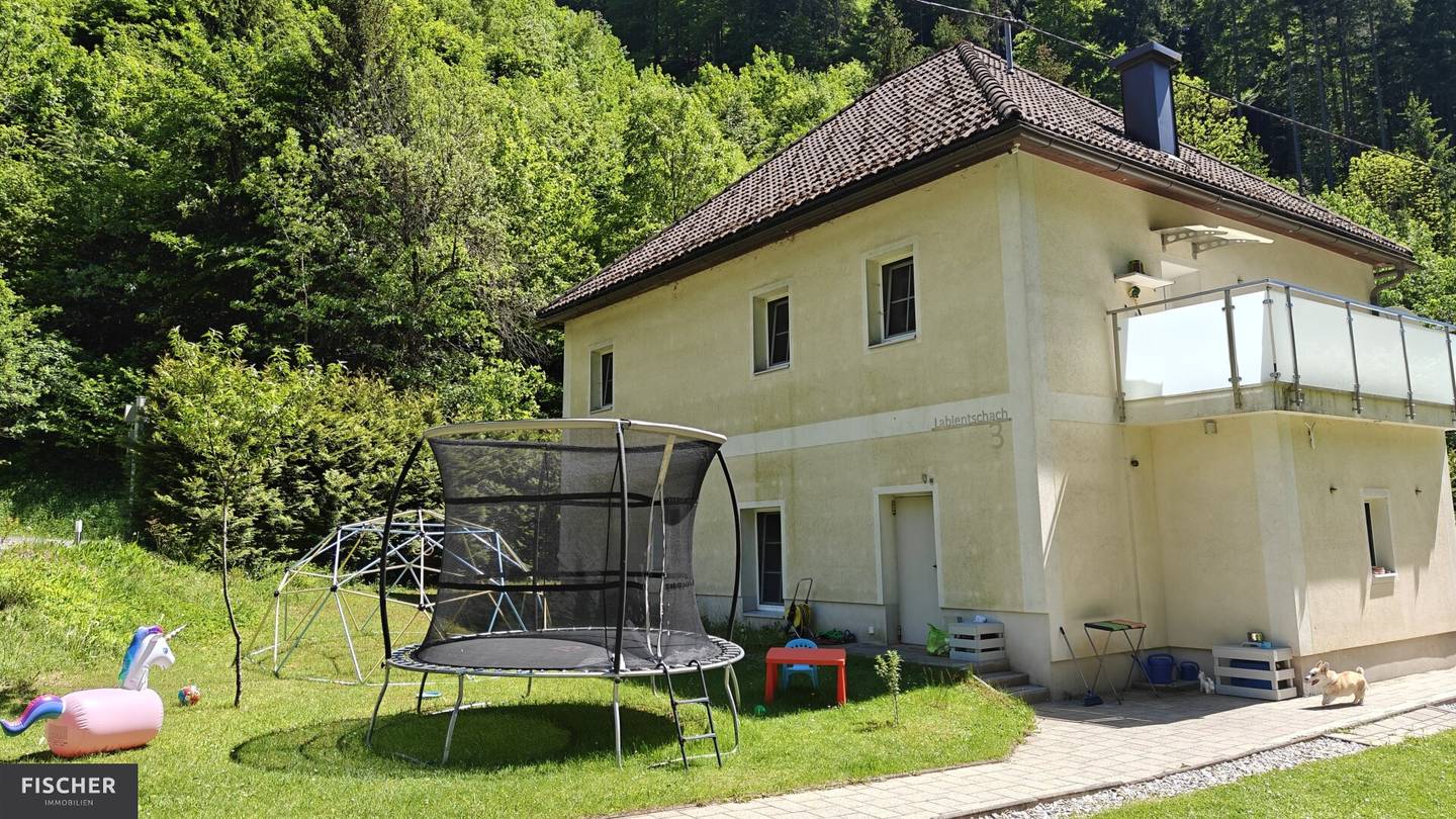 Wohnhaus in Labientschach: Gepflegtes Domizil mit Balkon und Garage, großes Grundstück!