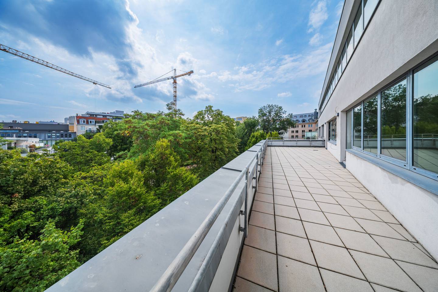 Terrassenwohnung gegenüber dem AKH mit repräsentativem Empfang
