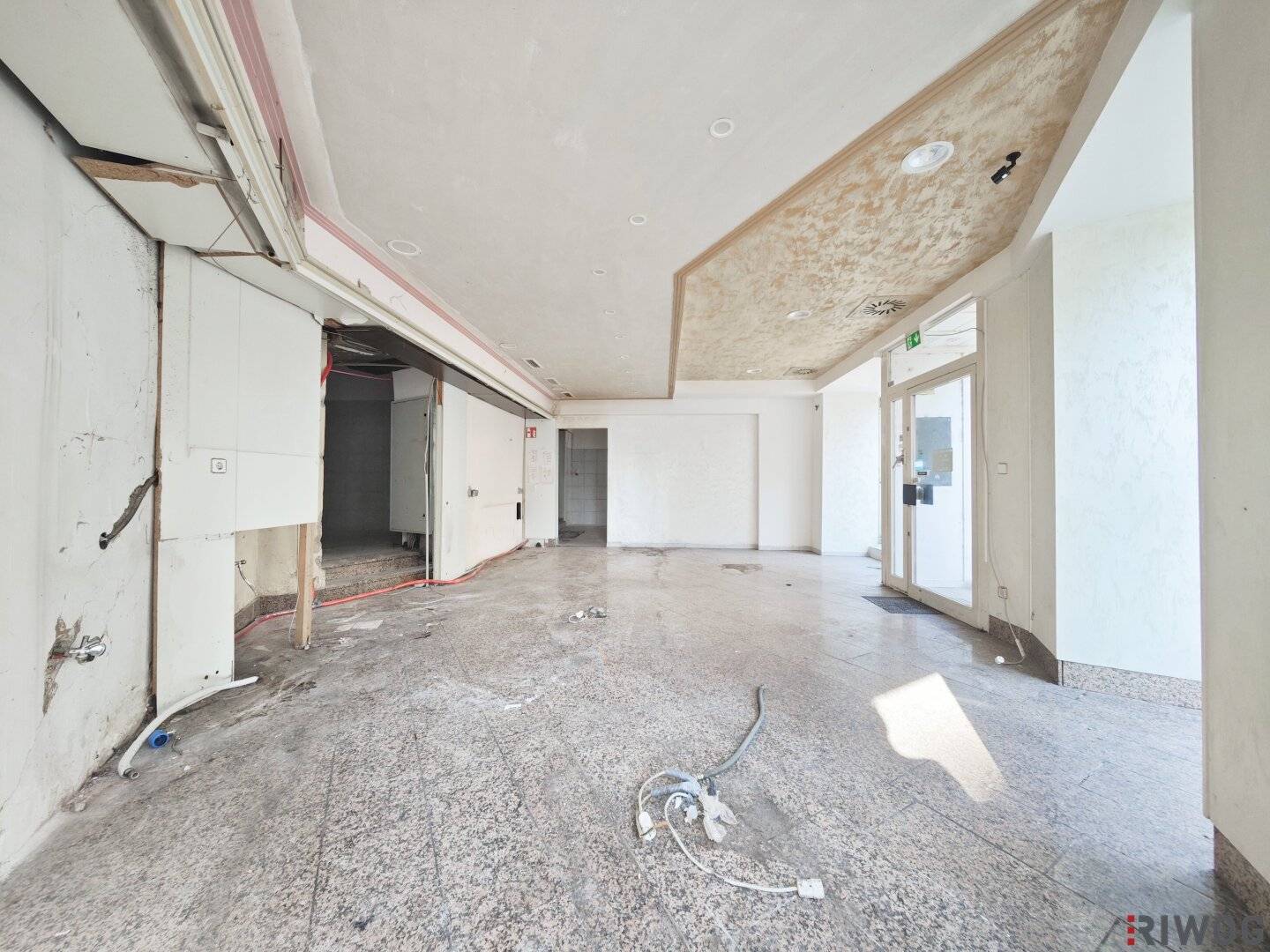 Open-ended corner commercial unit on Wallensteinstraße | in need of renovation | Gastro possible