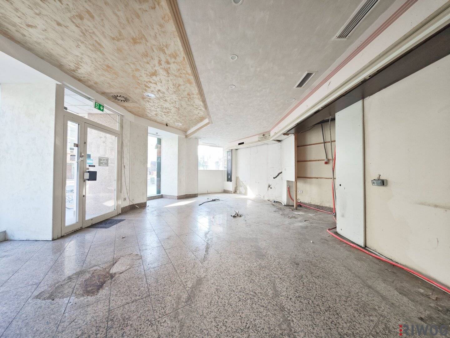Open-ended corner commercial unit on Wallensteinstraße | in need of renovation | Gastro possible
