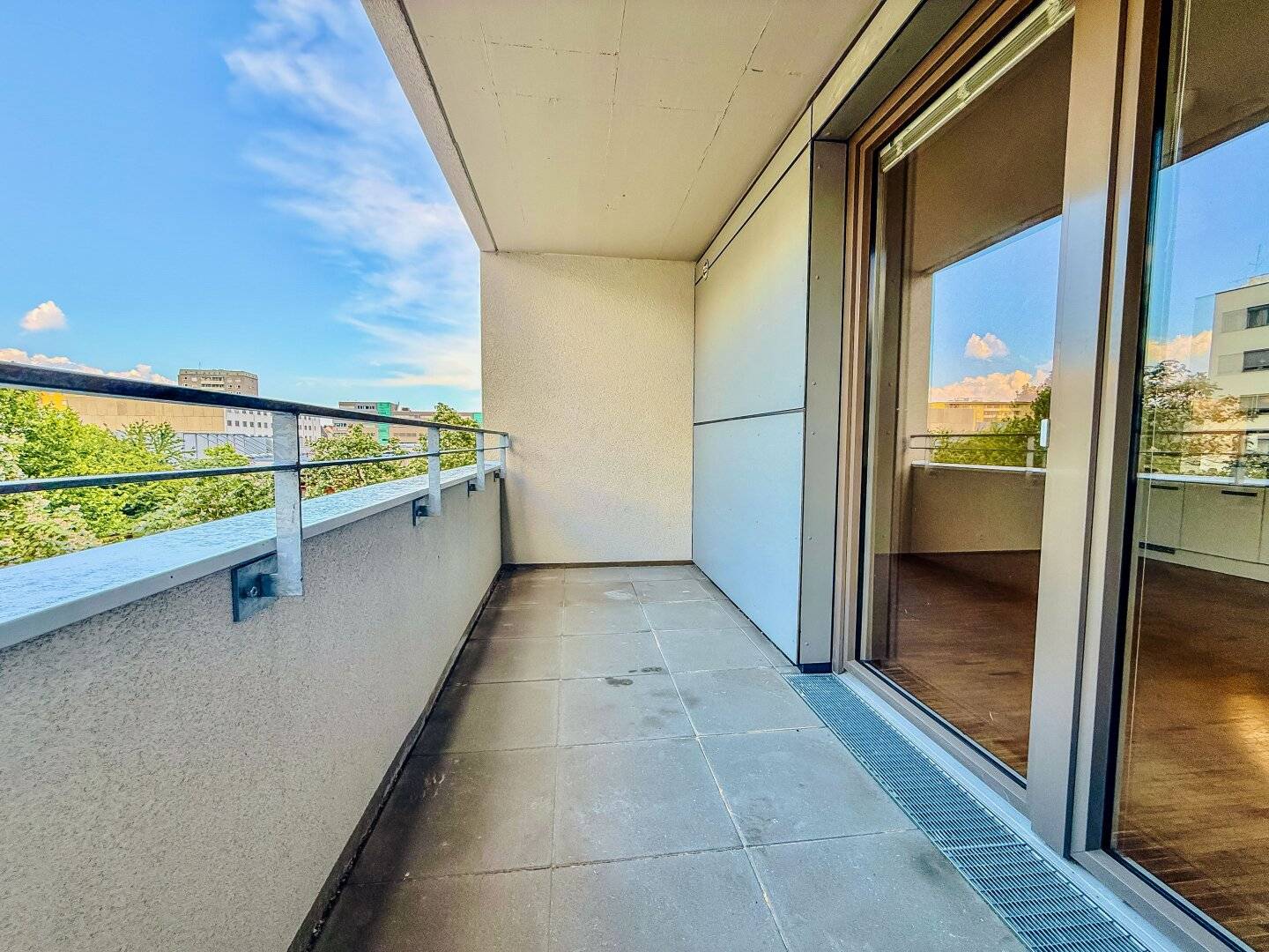 EGGENBERG I LOGGIA I TIMELESS BUILT-IN KITCHEN I BATHROOM WITH BATHTUB I BARRIER-FREE I PASSENGER LIFT I PROJEKT WOHNEN
