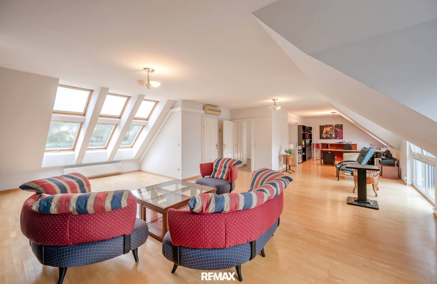 Mehr Platz zum Leben & Arbeiten: Großes Einfamilienhaus mit Garten, Sauna, Infrarotkabine, Solarium und Whirlpool