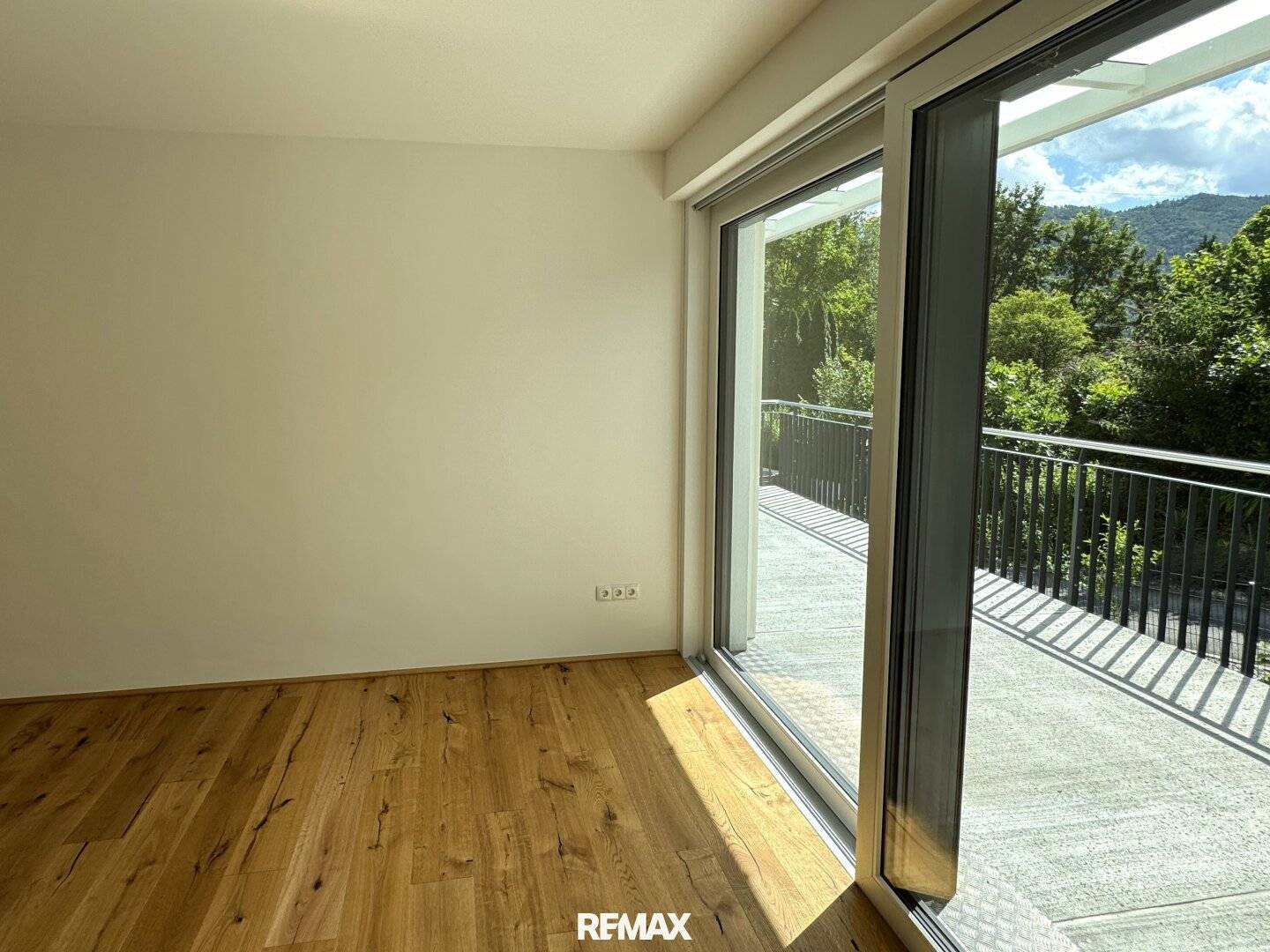 Exclusive 3-room new build apartment with terrace and carport parking in Graz