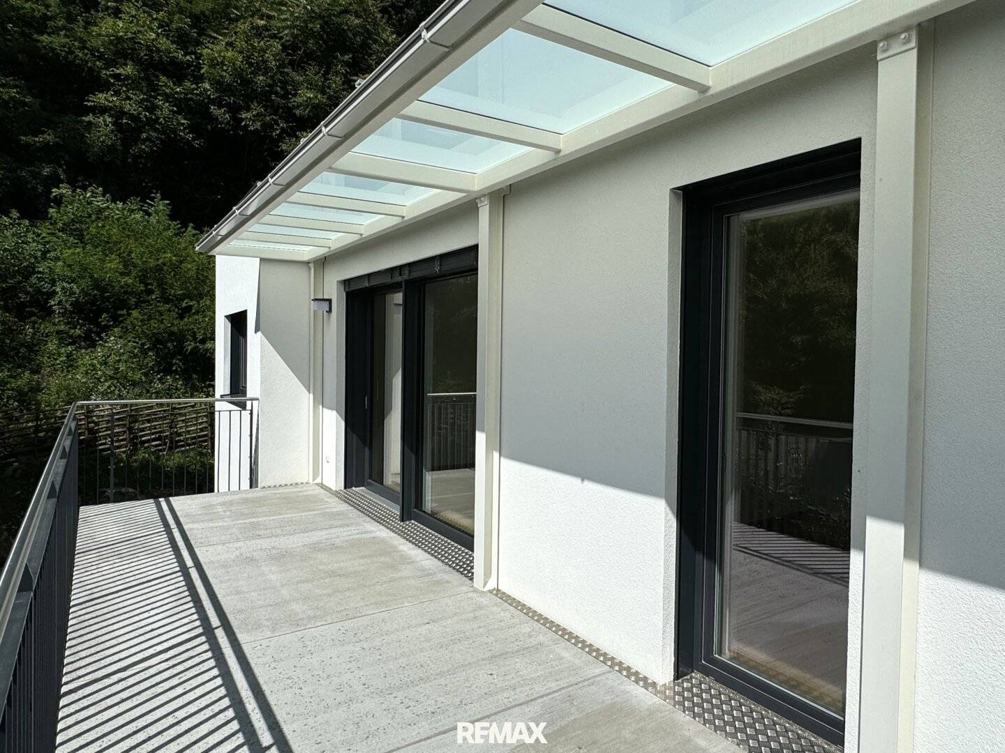 Exclusive 3-room new build apartment with terrace and carport parking in Graz