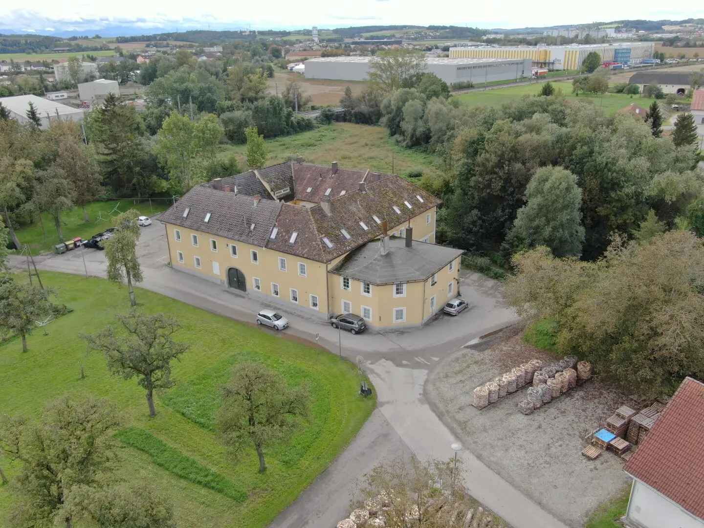 1-room condominium in need of renovation with potential in Enns