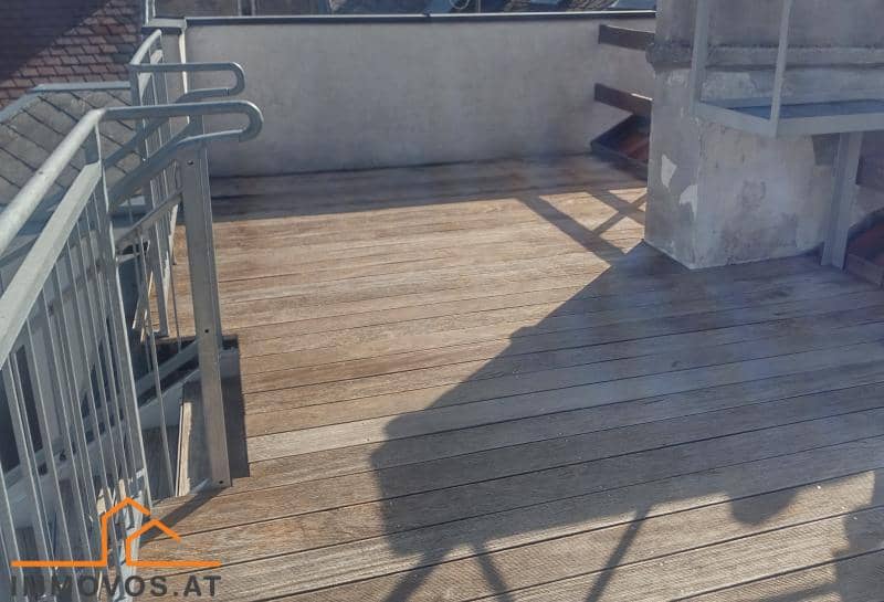 Lichtdurchflutete Dachgeschosswohnung mit hofseitiger Dachterrasse