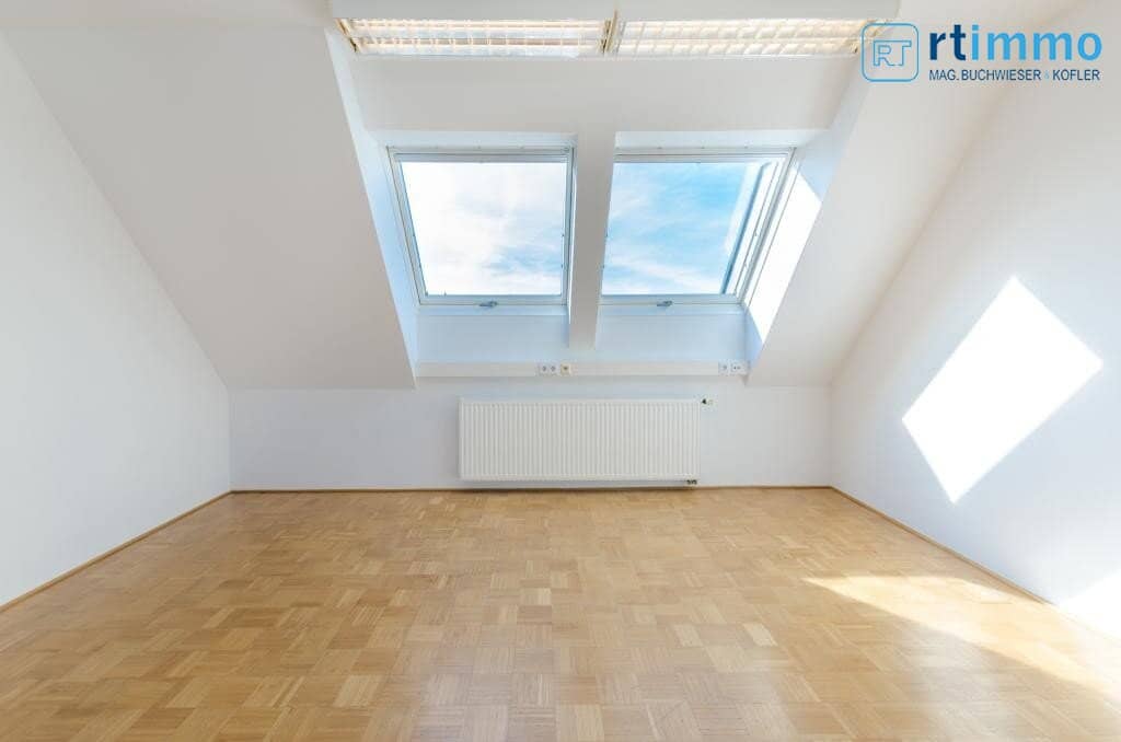 Attic studio apartment near subway