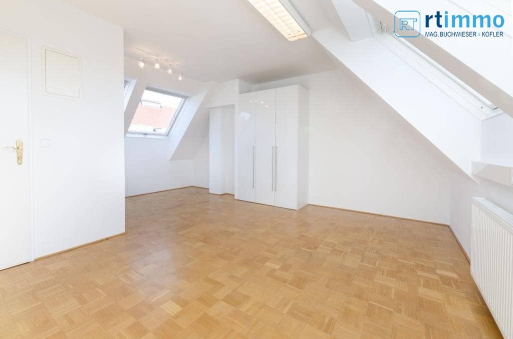Attic studio apartment near subway
