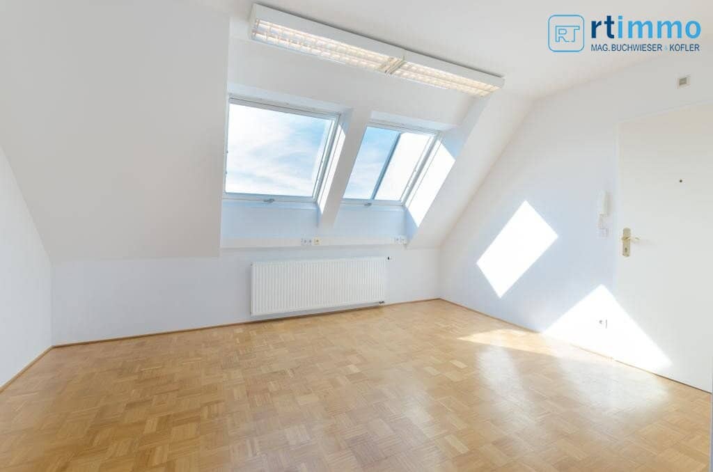 Attic studio apartment near subway