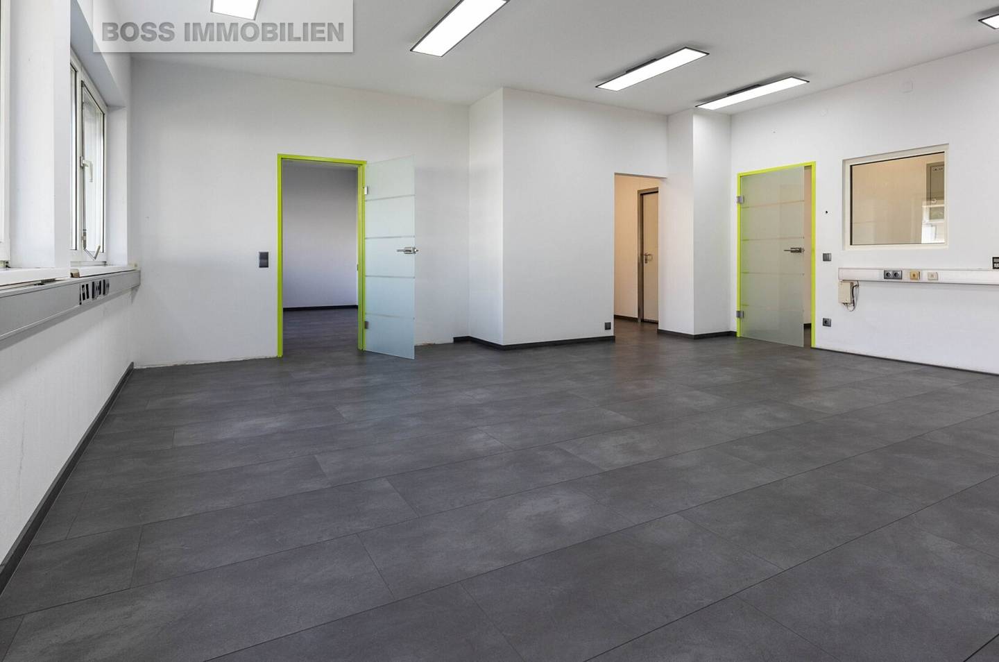 Linz Industriezeile | 107 m² office + 150 m² heated storage + 100 m² outdoor storage