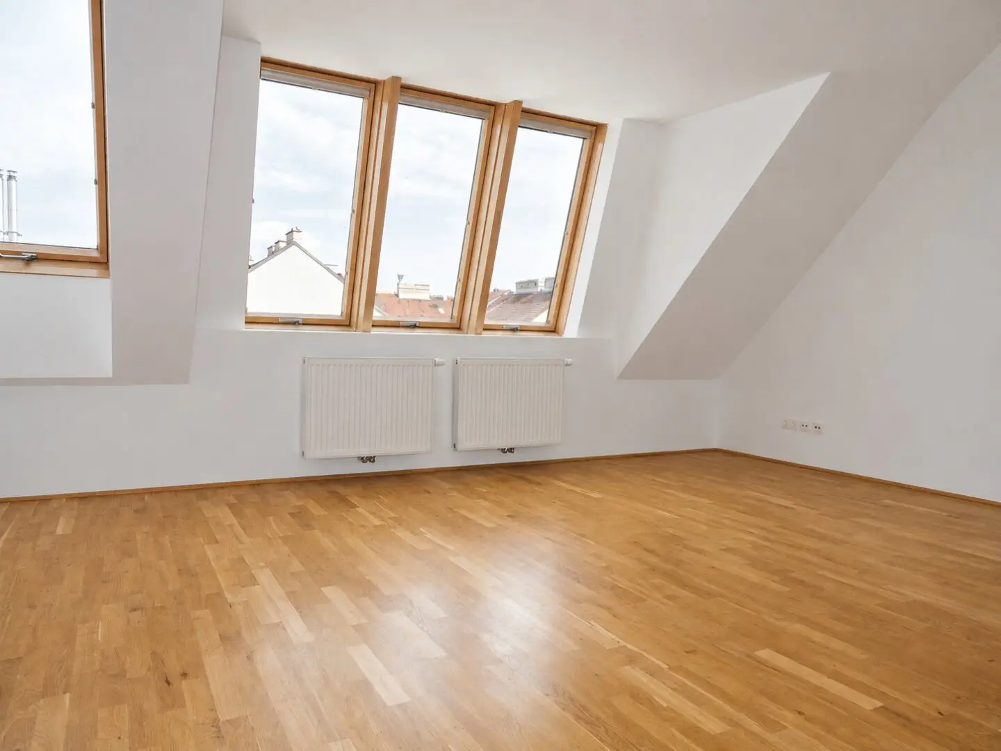 moderene DG-Wohnung mit uneinsichtiger Terrasse in ruhiger Lage!