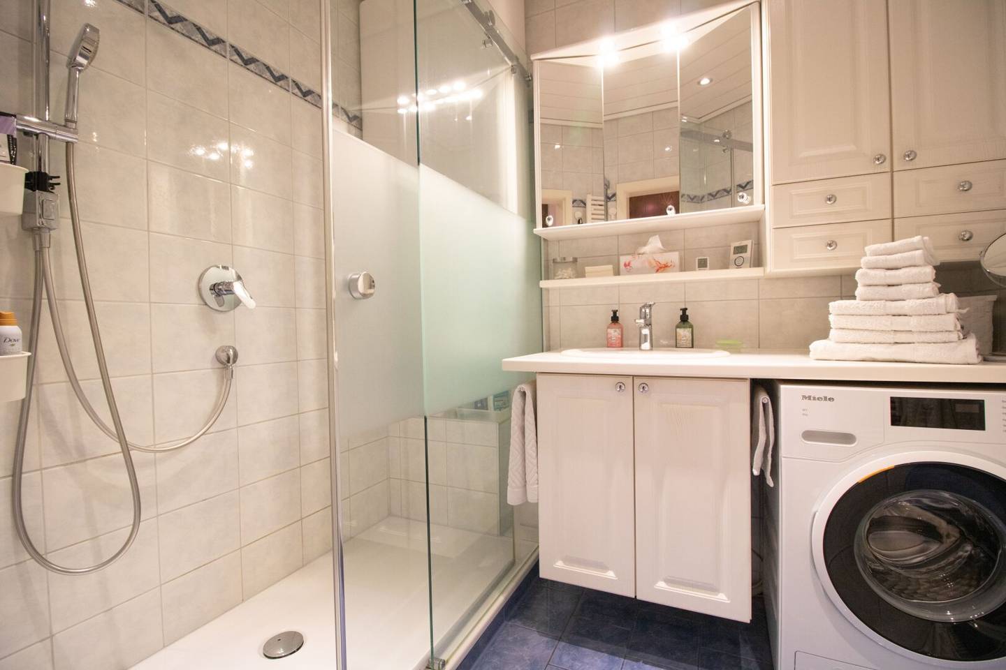 Spacious 3-room apartment with underground parking space, second parking space and rooftop terrace with Graz view