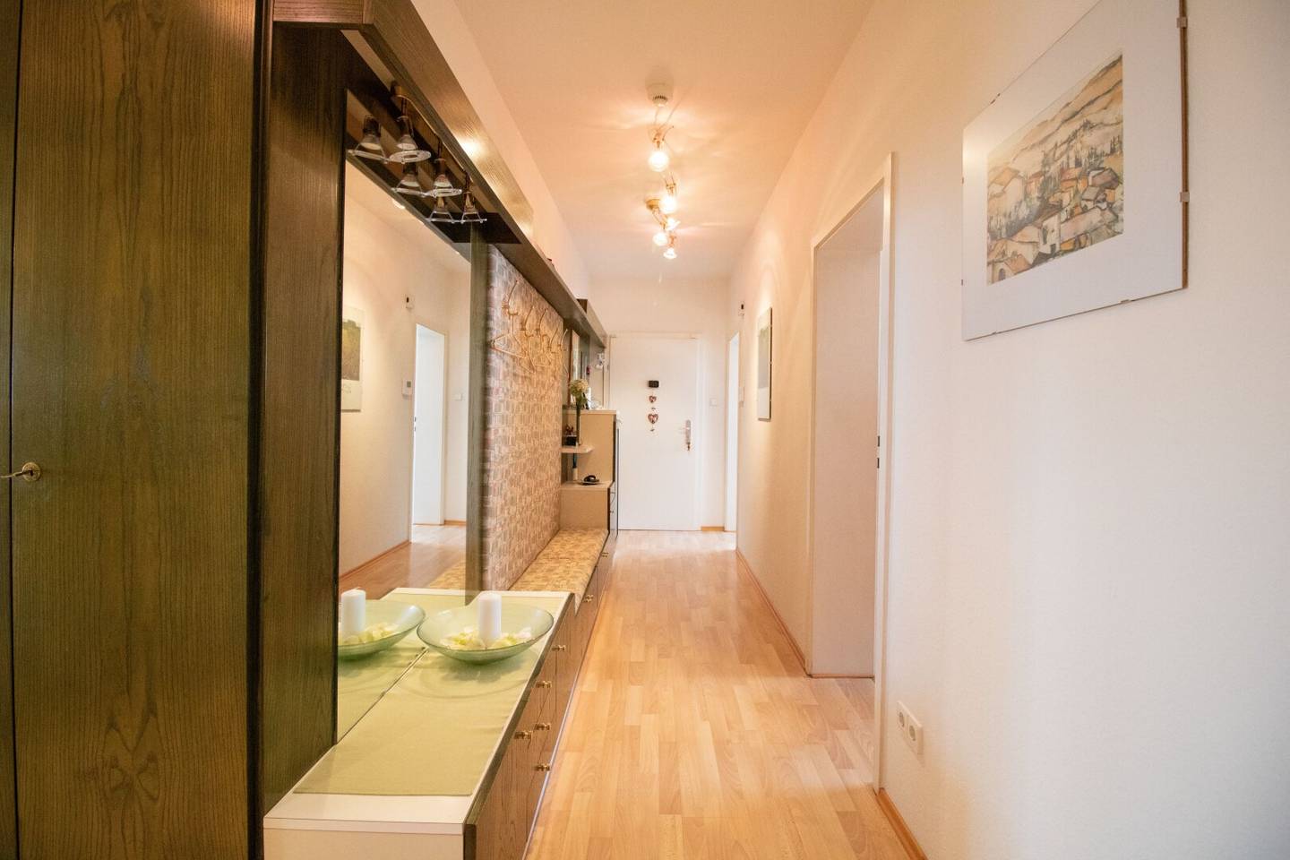 Spacious 3-room apartment with underground parking space, second parking space and rooftop terrace with Graz view