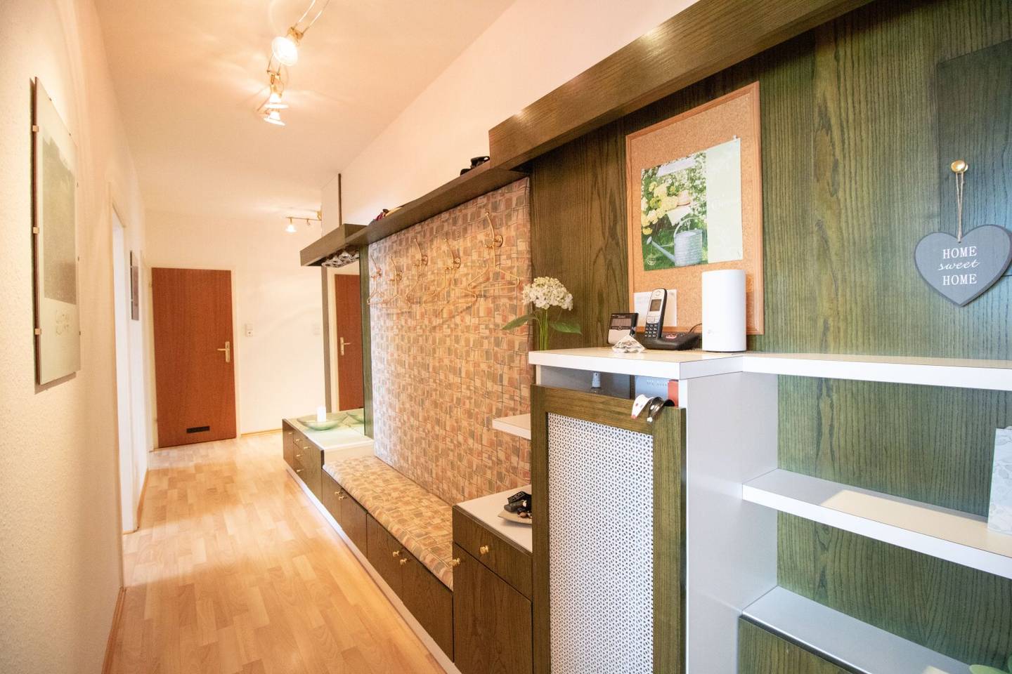 Spacious 3-room apartment with underground parking space, second parking space and rooftop terrace with Graz view