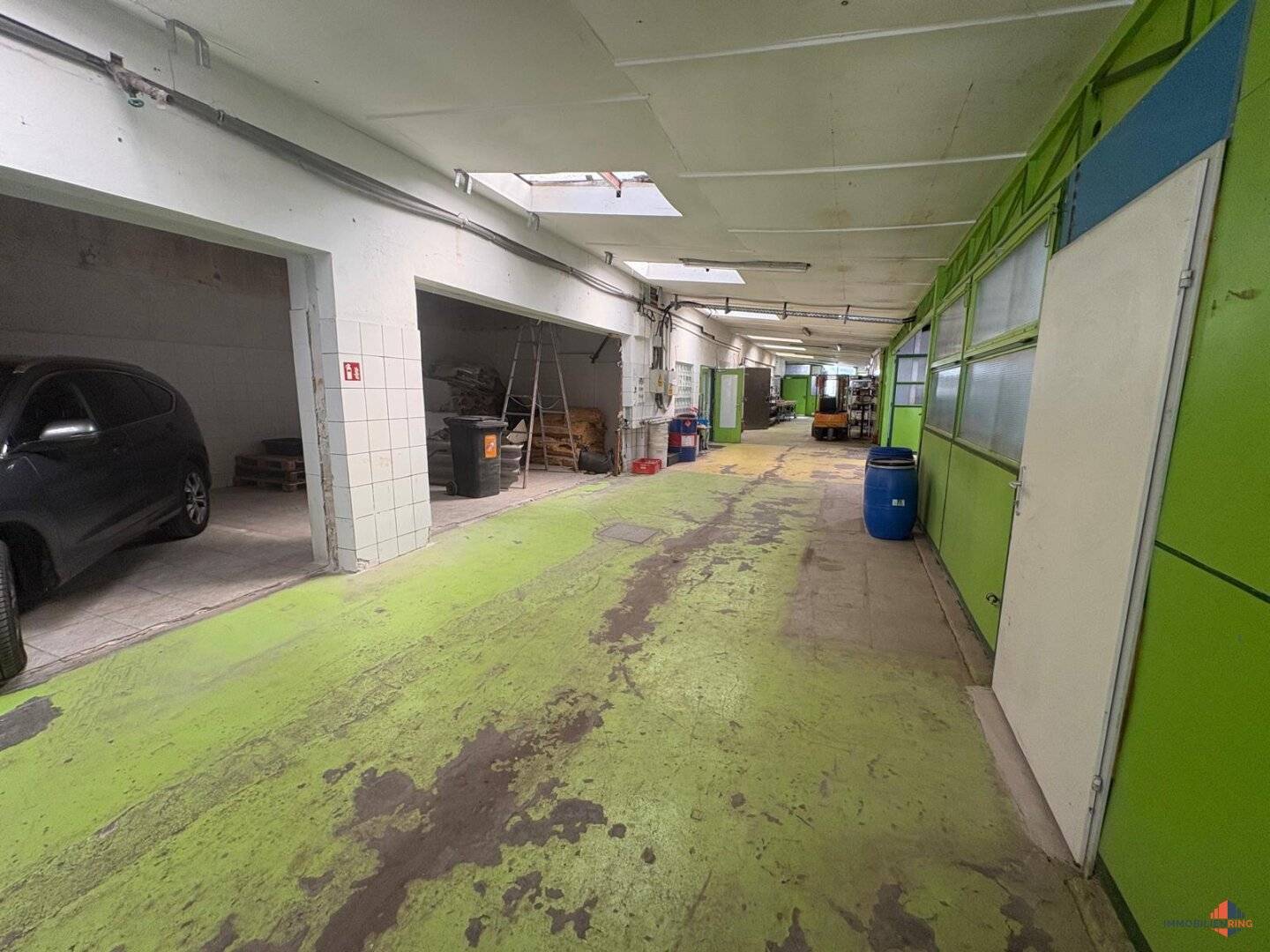 Spacious Warehouse 1000m² in Ketzergasse - 1230 Vienna – ideal commercial space for rent!
