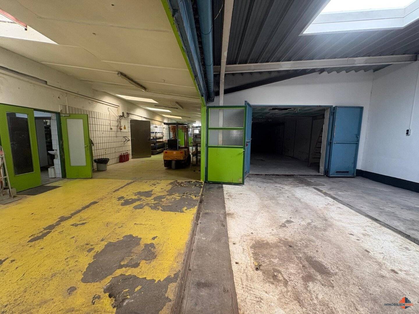 Spacious Warehouse 1000m² in Ketzergasse - 1230 Vienna – ideal commercial space for rent!