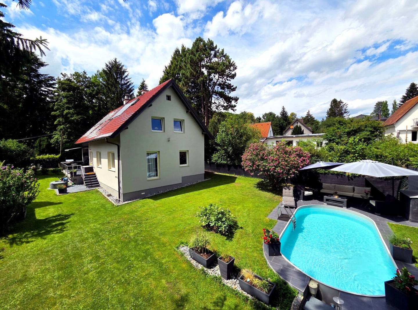Wohnen wie im Urlaub – stilvolles Einfamilienhaus mit Pool, Wellnessbereich und Doppelgarage nahe Wien