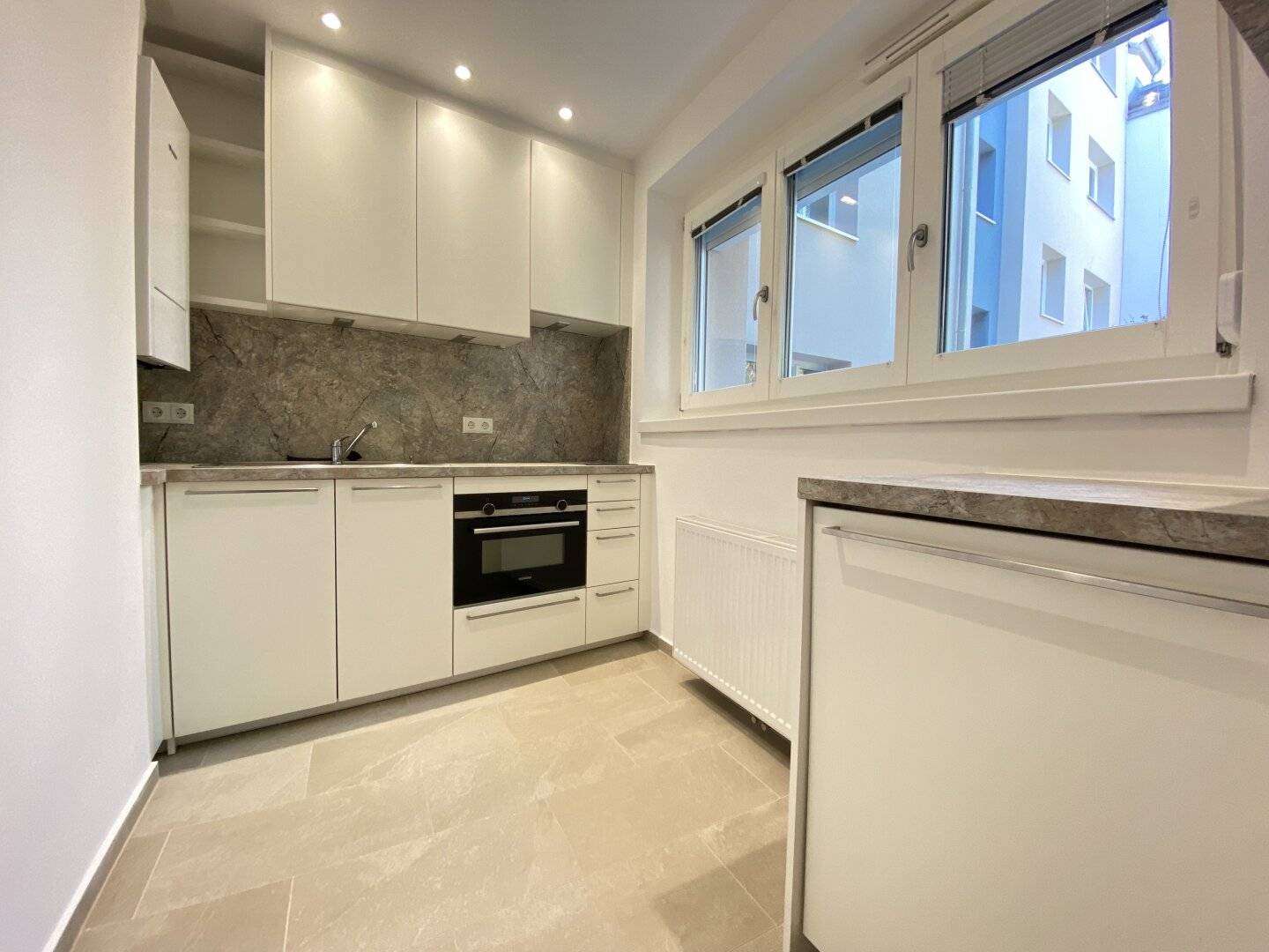 Like-new Quiet Courtyard Location Loggia near Schloss Schönbrunn Rented on Fixed-term Lease