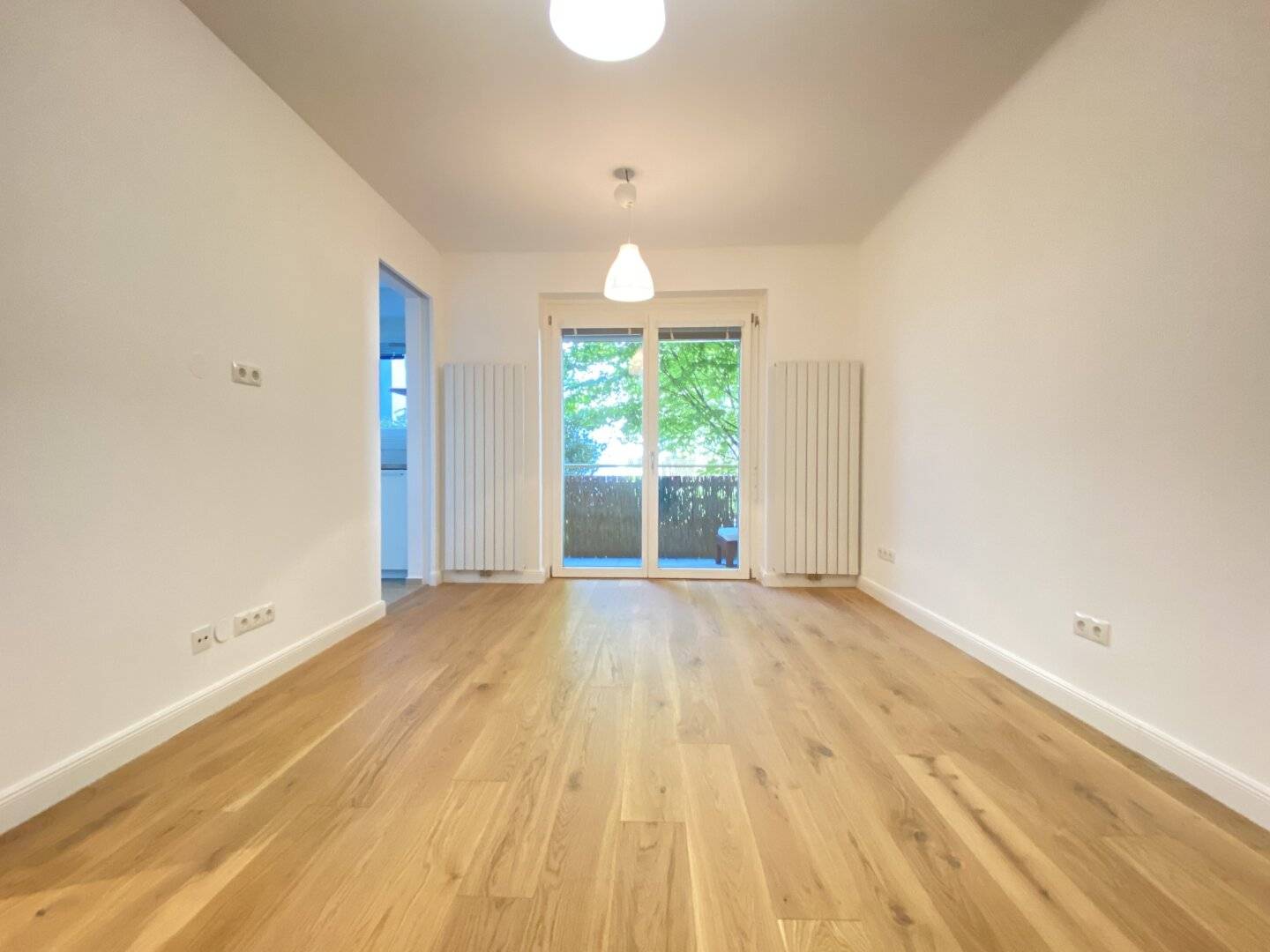 Like-new Quiet Courtyard Location Loggia near Schloss Schönbrunn Rented on Fixed-term Lease