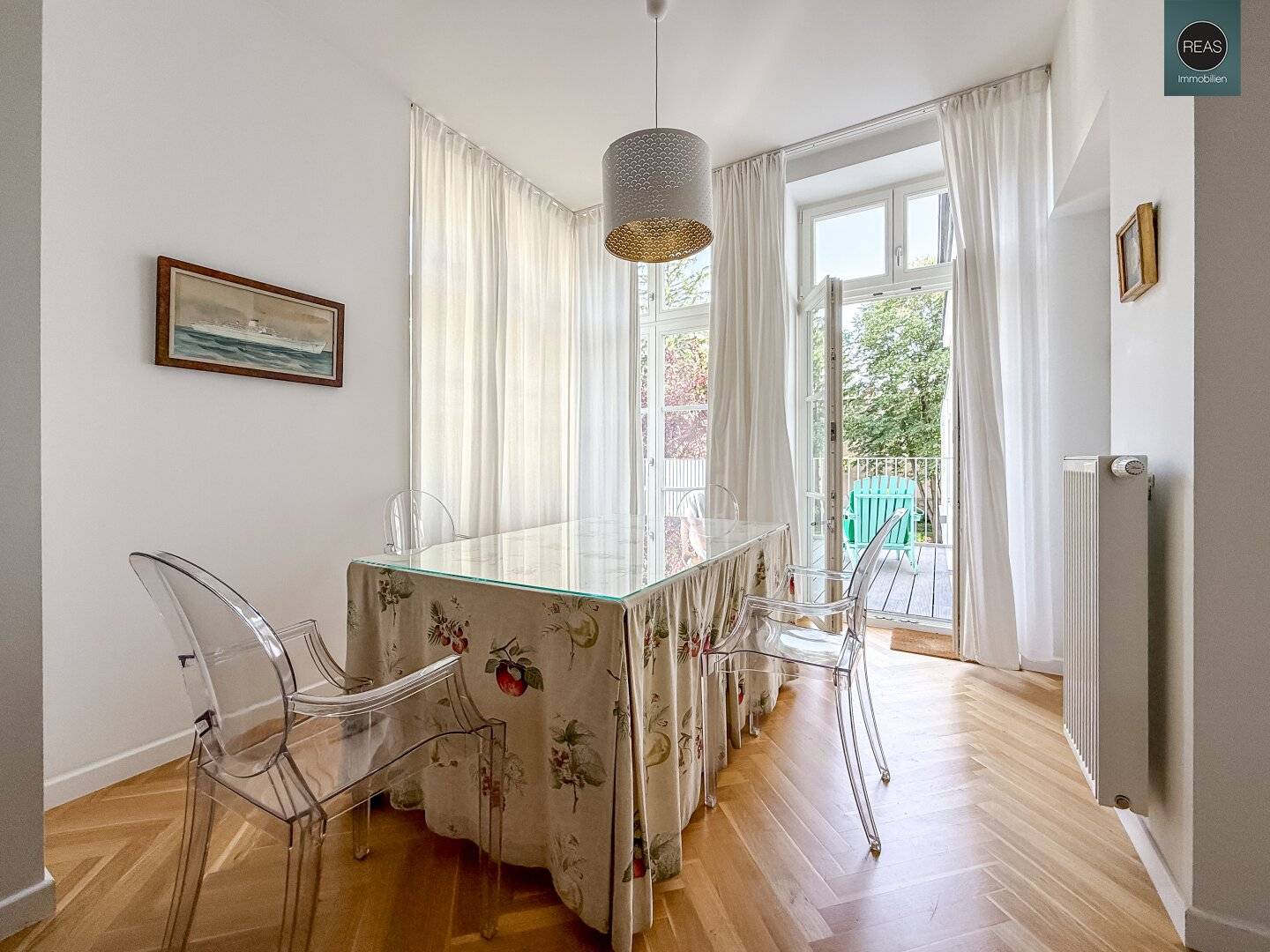 Commission Free: Hietzinger Center - Spacious Period Apartment with Balcony in Absolute Prime Location