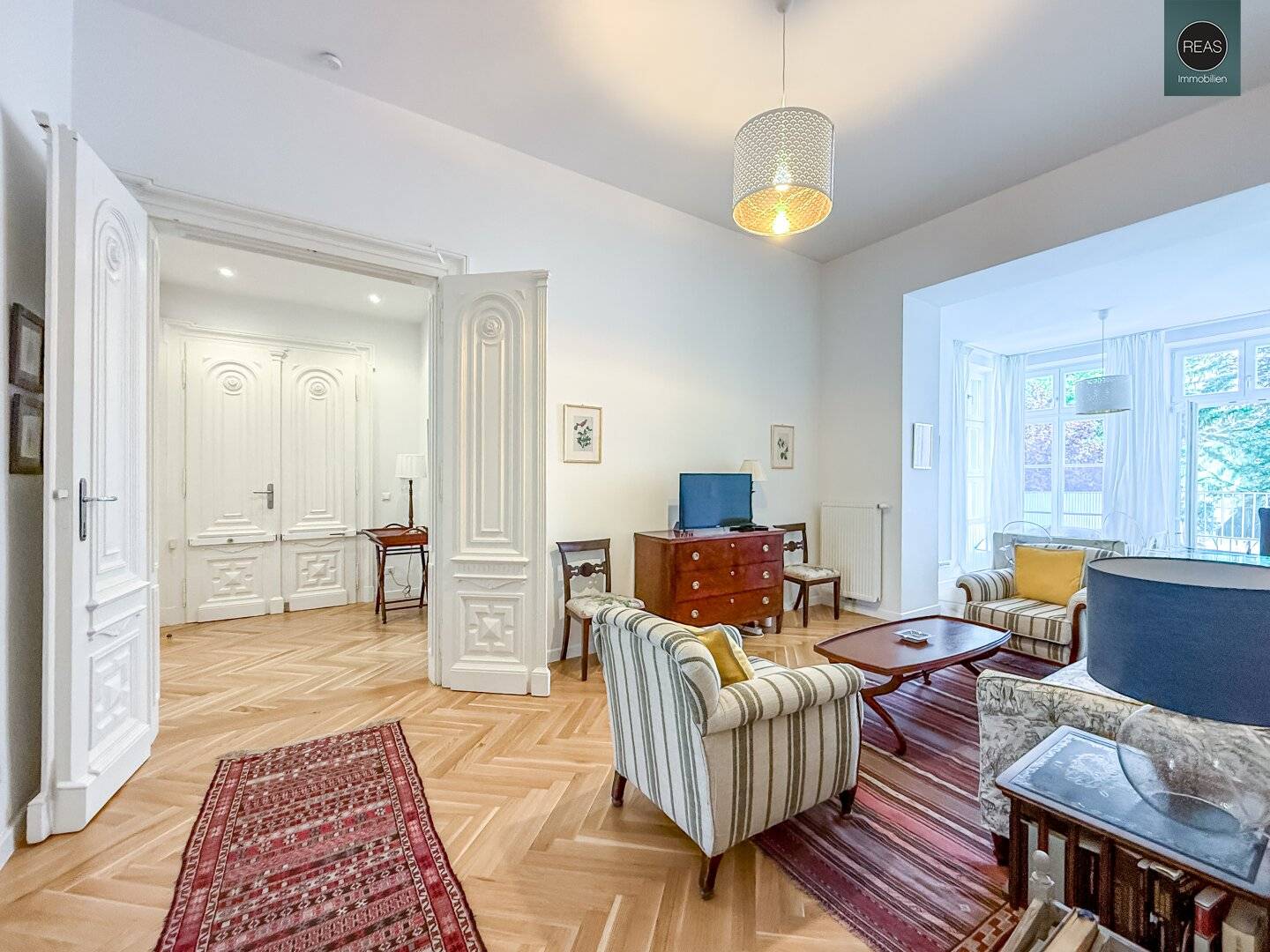 Commission Free: Hietzinger Center - Spacious Period Apartment with Balcony in Absolute Prime Location