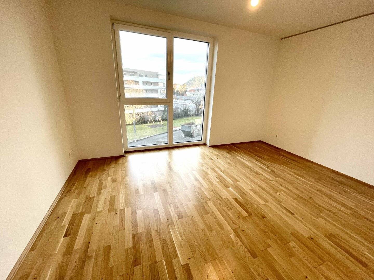 Provisionsfrei - Wunderschöne 2-Zimmer-Wohnung mit Balkon und Blick auf Schlossberg in sehr guter und zentraler Lage