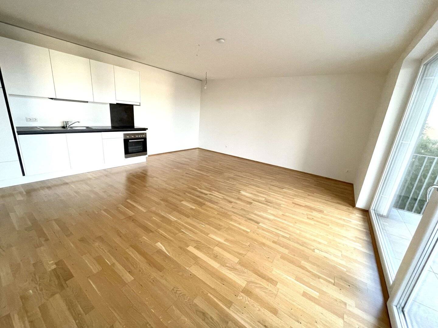Provisionsfrei - Wunderschöne 2-Zimmer-Wohnung mit Balkon und Blick auf Schlossberg in sehr guter und zentraler Lage