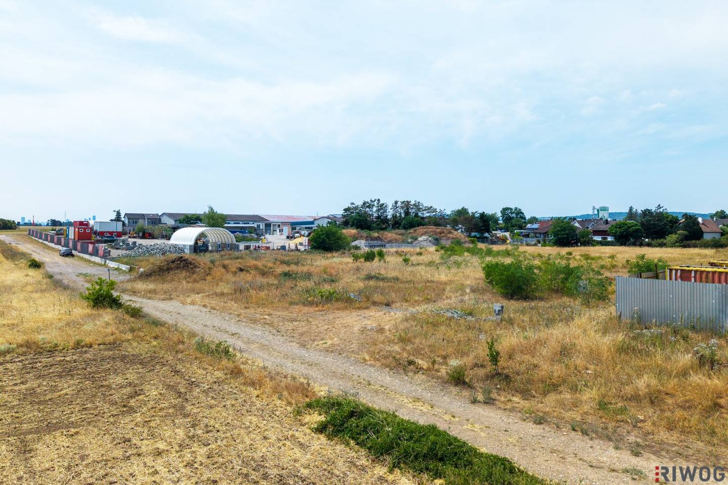 Development potential in Hagenbrunn I 2.737 m² plot with building land - operational area zoning